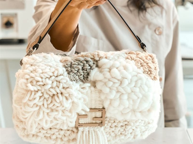  Fendi تكشف عن حقائب Hand In Hand المستوحاة من غروب الشمس  