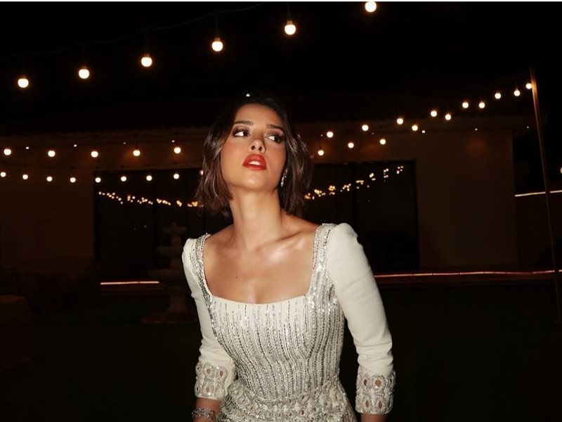 بلقيس فتحي تتألق بإطلالة بيضاء ساحرة في دبي من تنسيق سيدريك حداد  