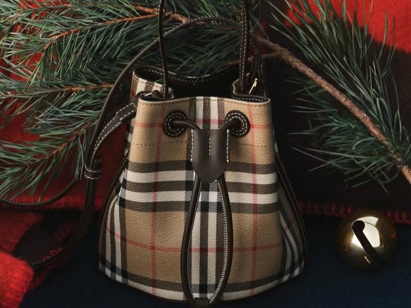 دار  Burberry تطلق مجموعة مميزة لموسم الأعياد تجمع بين الأناقة والدفء  