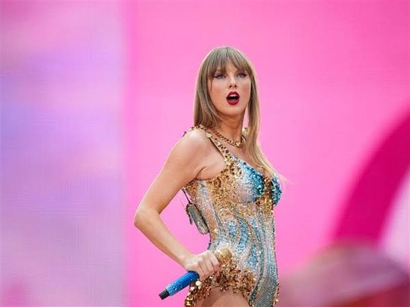 كريستيان لوبوتان يكشف سر عن أحذية تايلور سويفت 