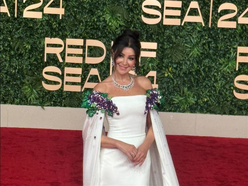 إطلالات أنيقة للنجمات في افتتاح مهرجان البحر الأحمر السينمائي 