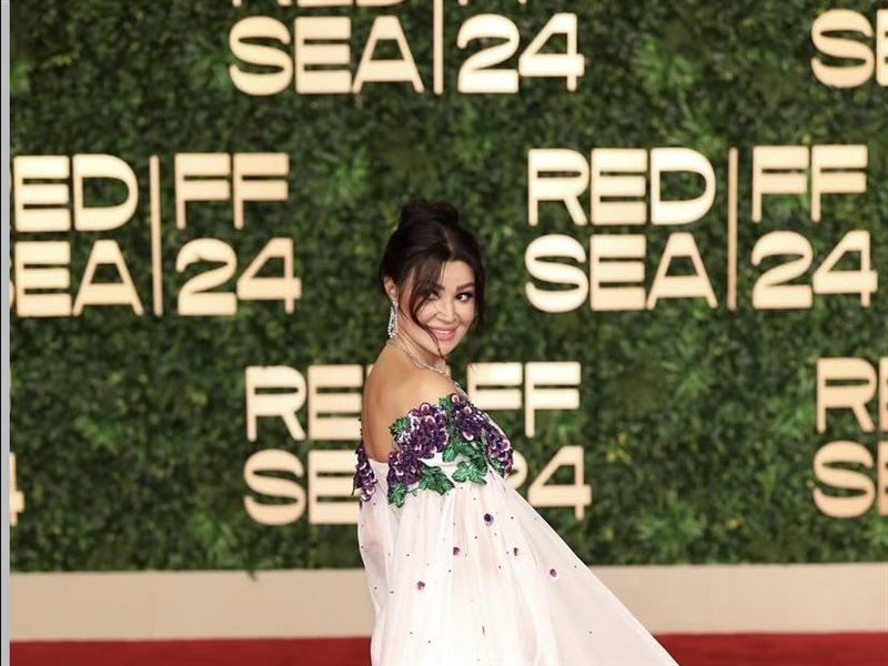 أروى جودة تخطف الأنظار في حفل افتتاح مهرجان البحر الأحمر بتوقيع المصمم عدنان أكبر 