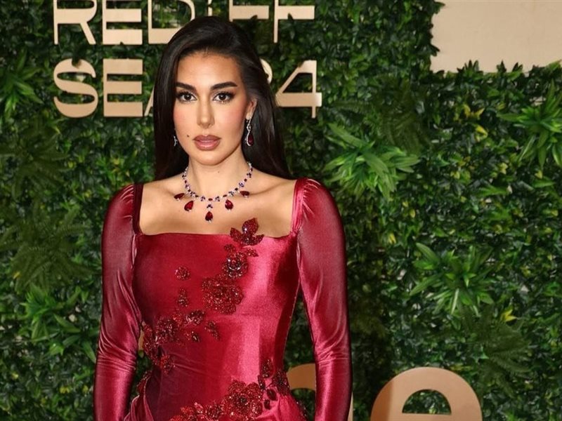 إطلالات أنيقة للنجمات العربيات والعالميات في حفل افتتاح مهرجان البحر الأحمر  