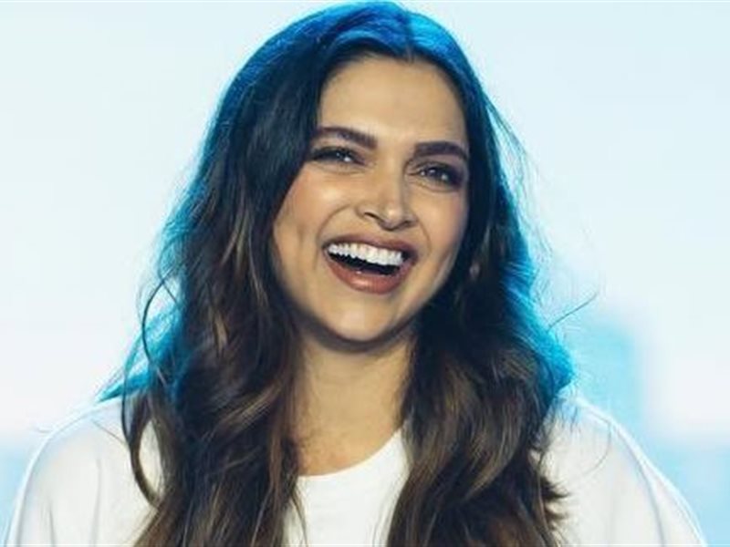 أول ظهور علني لـ ديبيكا بادكون بعد إنجاب طفلتها (فيديو)  