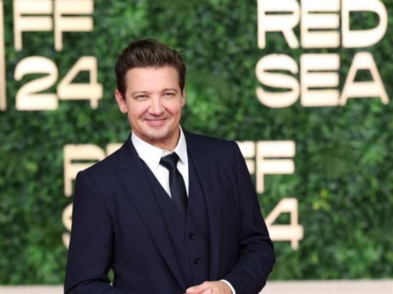 أبرز إطلالات ضيوف وأبطال فيلم  we live in time على السجادة الحمراء في مهرجان البحر الأحمر السينمائي  