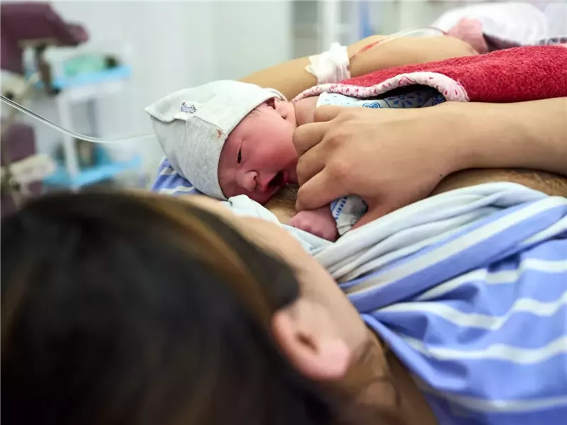 5 علامات غريبة تظهر على طفلك في الأيام الأولى.. لا تستدعي القلق  