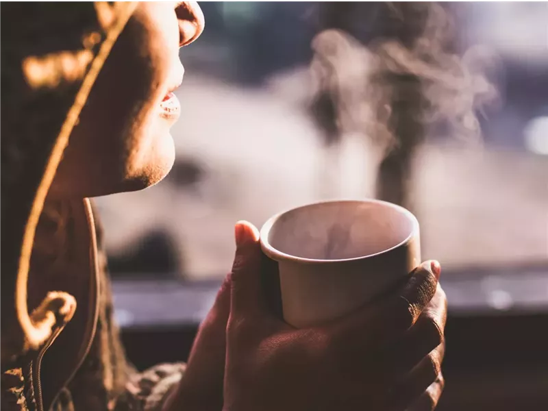 مشروب ساخن شائع يساعد مرضى السكري ويحسن صحة الأمعاء