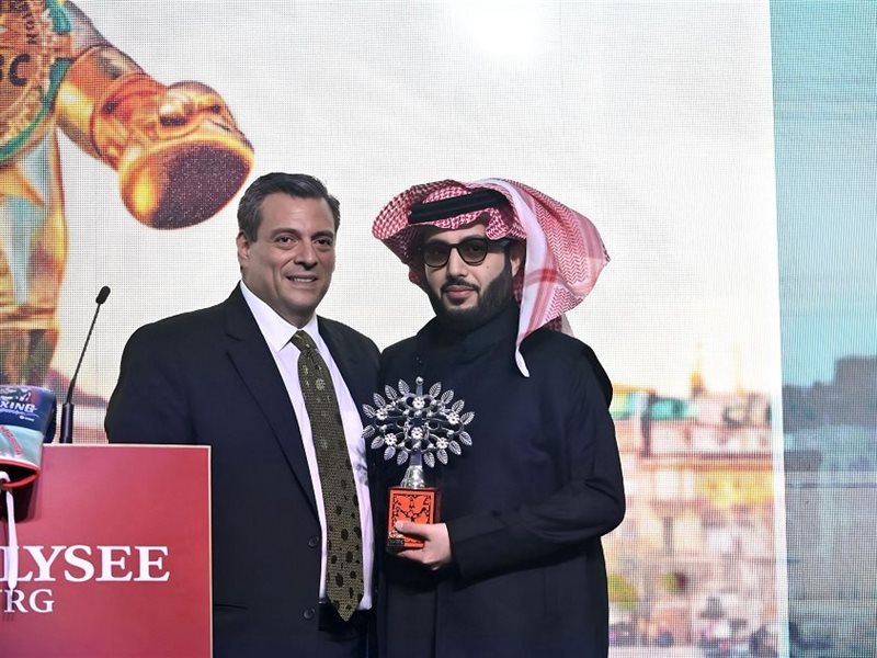 منح تركي آل الشيخ جائزة 