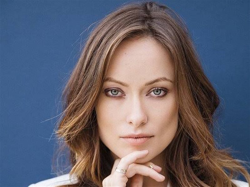 أوليفيا وايلد بإطلالة بيضاء على السجادة الحمراء لفيلم 