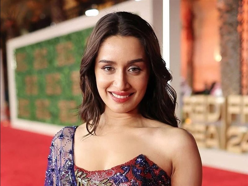 إطلالة جديدة أنيقة لنجمة بوليوود شرادها كابور في مهرجان البحر الأحمر