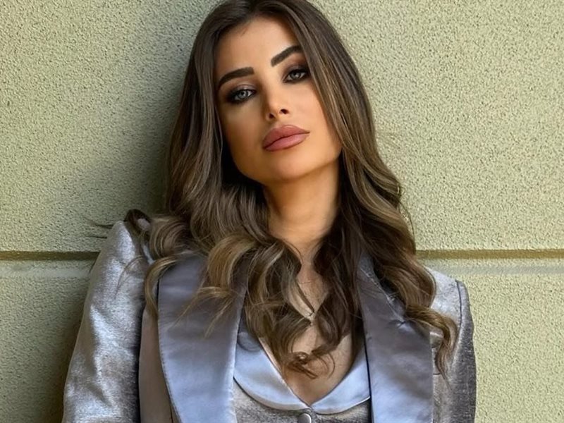 أنابيلا هلال بإطلالة عصرية من توقيع توم فورد