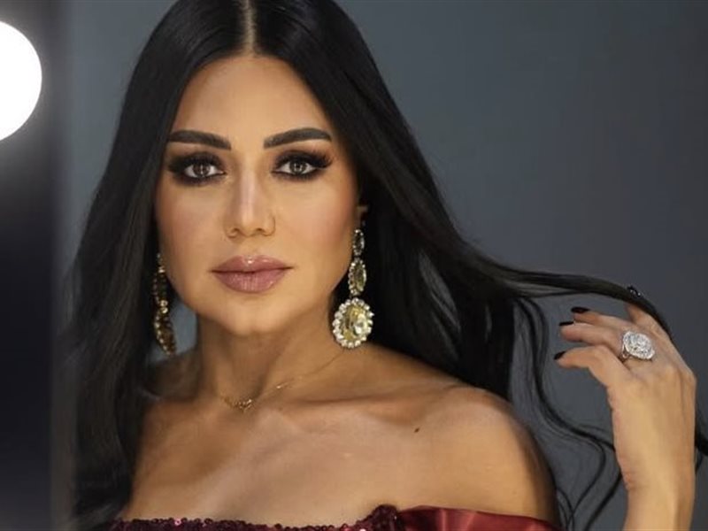 رانيا يوسف تستعرض أبرز إطلالاتها في مسرحية 
