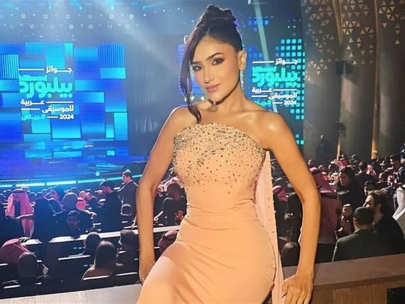 مي عمر تجذب الأنظار بإطلالة أنيقة في حفل جوائز بيلبورد عربية 