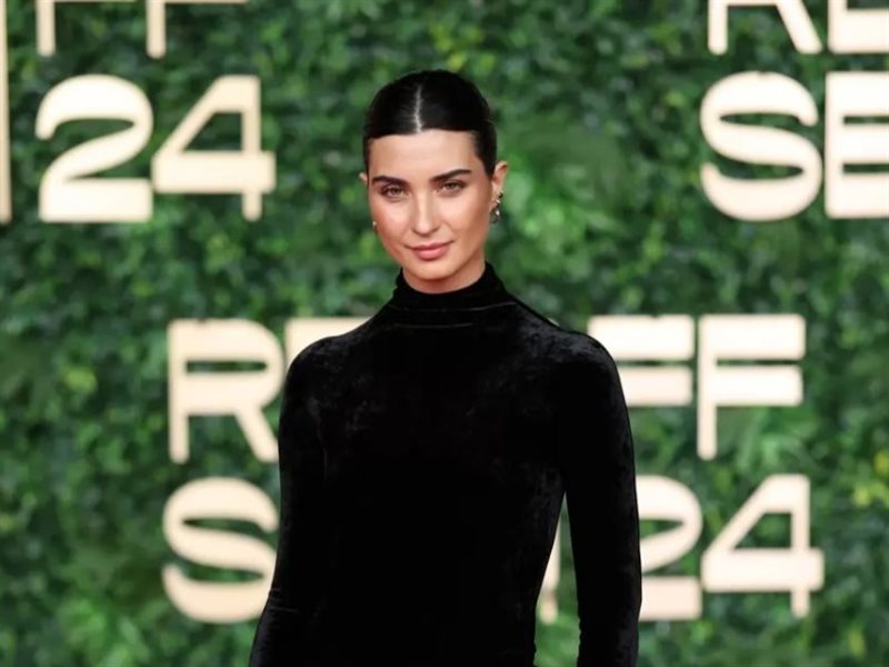 توبا بويوكستون تخطف الأنظار بإطلالة سوداء في ختام مهرجان البحر الأحمر السينمائي الدولي