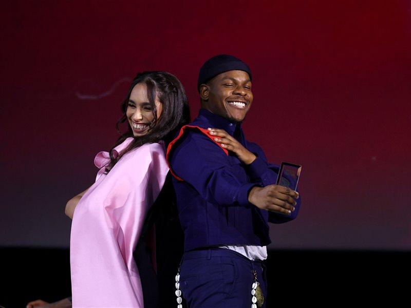 رولا دخيل الله تفوز بجائزة شوبارد للنجم السعودي من مهرجان البحر الأحمر 