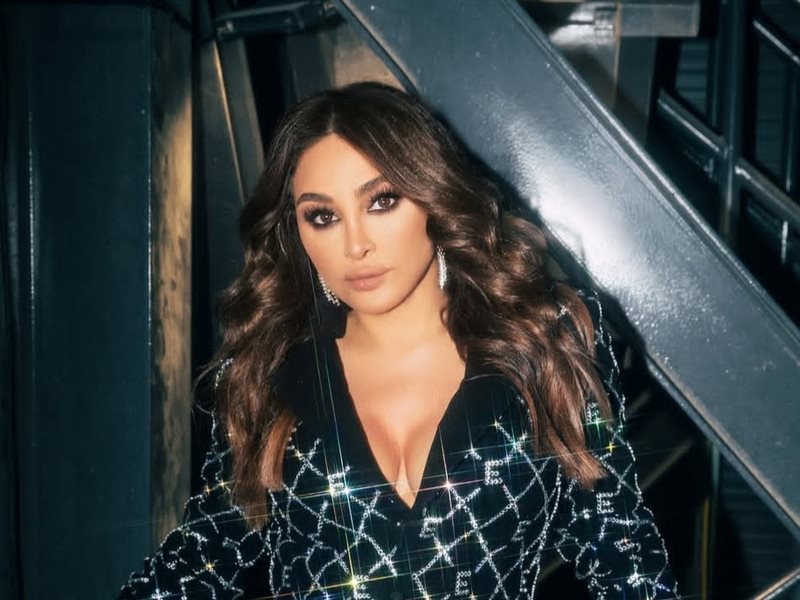 إليسا تتألق بفستان يحمل أحرف اسمها من توقيع نيكولا جبران في حفل 