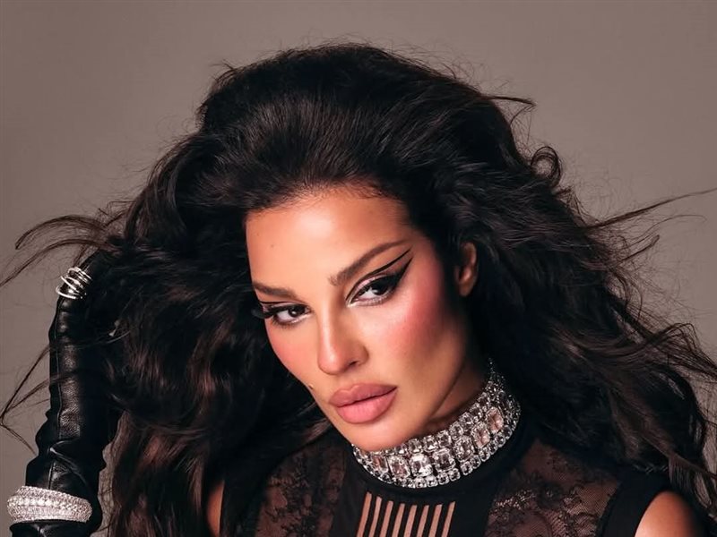 نادين نسيب تروج لمستحضراتها بإطلالة جريئة وأنيقة 