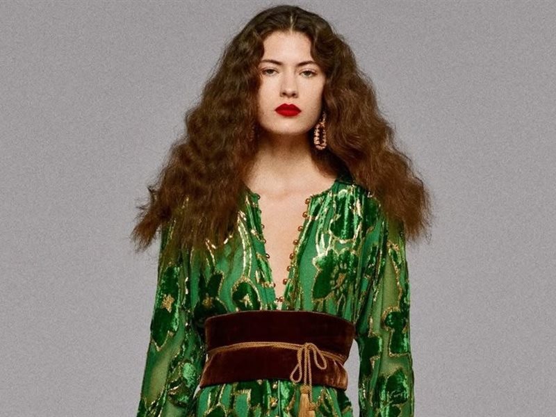 مجموعة روبرتو كفالي قبل خريف 2025 تستوحي فكرتها من الفخار الصيني العتيق 