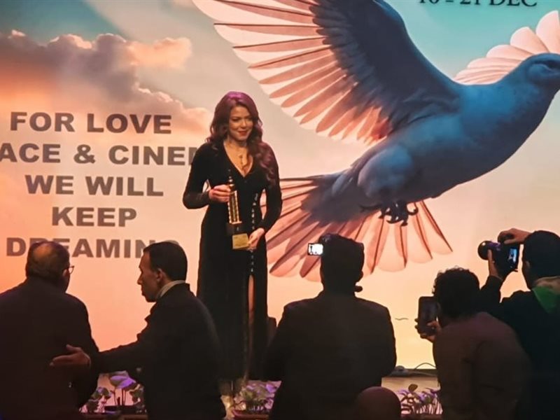 ناهد السباعي تهدي تكريمها من مهرجان القاهرة للفيلم القصير لوالدتها 