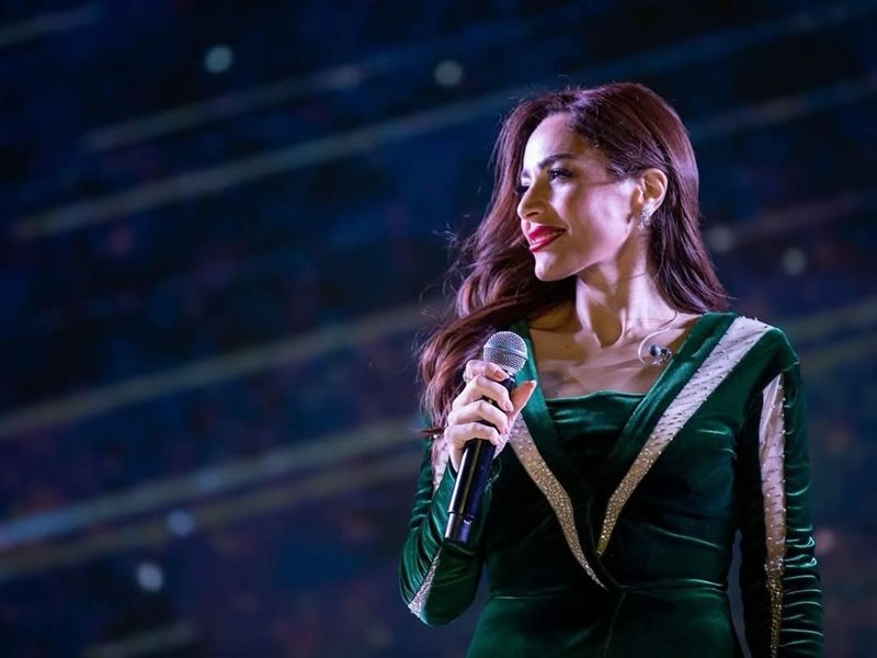 عبير نعمة تشعل الأجواء في أبوظبي بإطلالة خضراء ساحرة من توقيع سعيد قبيسي