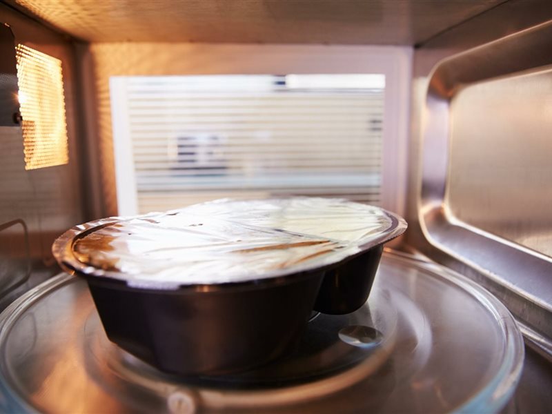 أطعمة لا يجب وضعها في الميكروويف.. منها البيض 