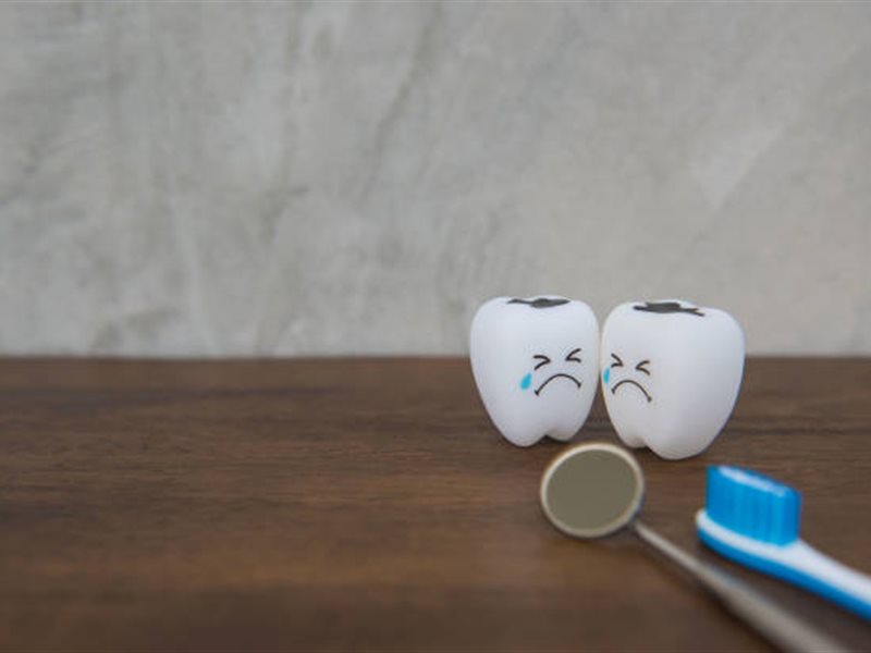 عادات خاطئة تهددك بفقدان الأسنان.. احذرها 