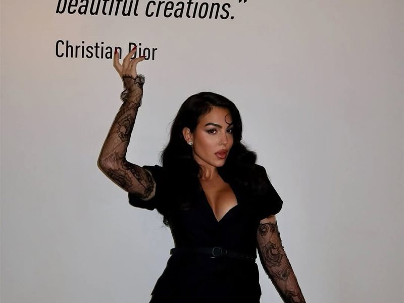 جورجينا رودريغز بإطلالة من أرشيف ديور في زيارتها لمعرض 