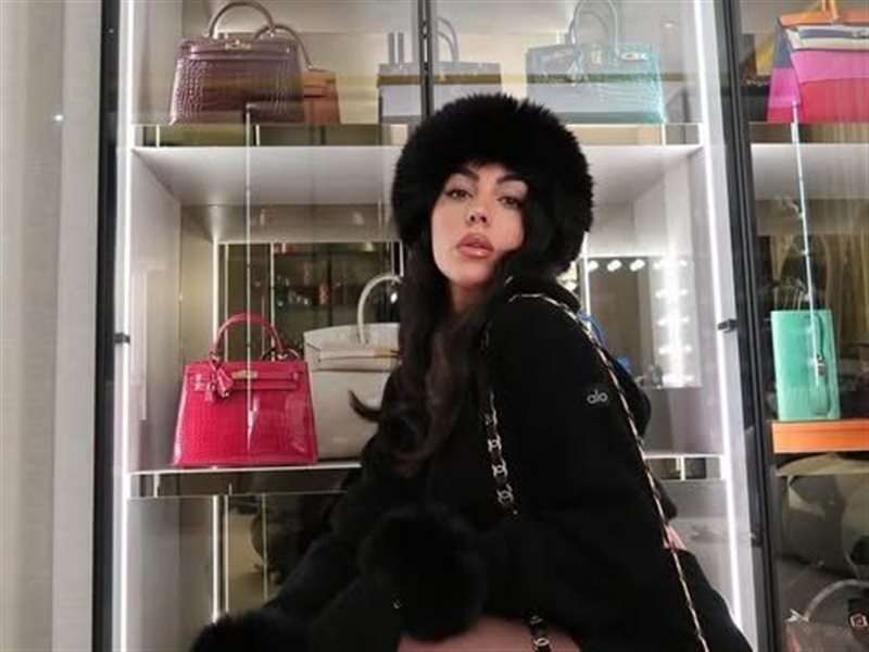 جورجينا رودريجيز تتألق بإطلالة جريئة عبر إنستجرام 