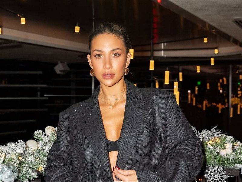 مودل روز تتألق بإطلالة شتوية أنيقة ومميزة في أحدث ظهور لها بتوقيع فيرساتشي  