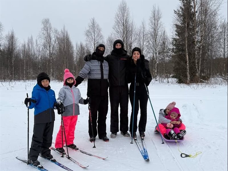 جورجينا تحتفل برأس السنة مع عائلتها وسط الثلوج| صور  