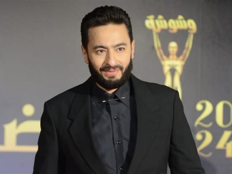 تتويج حمادة هلال بجائزة 