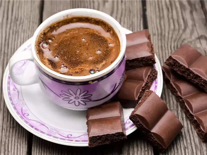 أطعمة الشتاء الخارقة.. كيف تعزز القهوة والشوكولاتة حالتك المزاجية ومناعتك؟ 