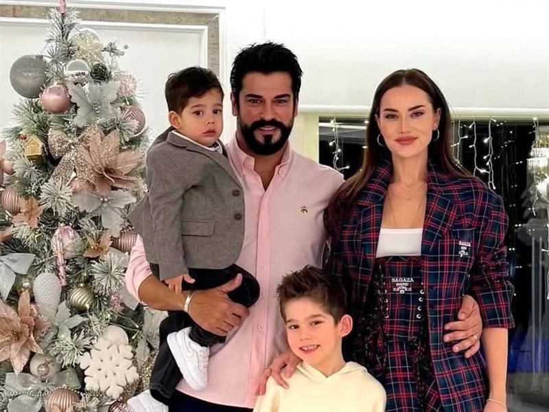 فهرية أفجان تحتفل بالعام الجديد برفقة زوجها بوراك أوزجيفيت وطفليهما  