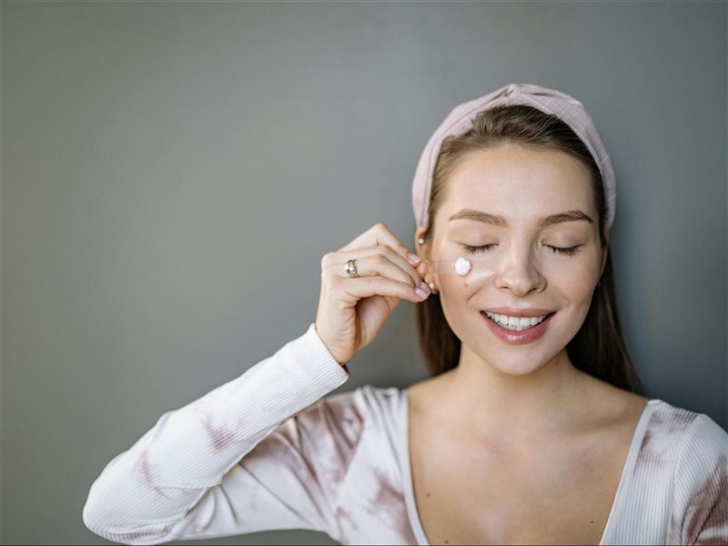 أفضل 8 كريمات للبشرة غنية بفيتامين سي لعام 2025 