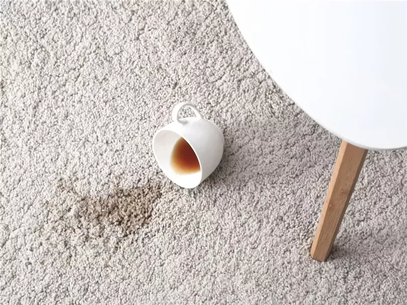 4 طرق مختلفة لإزالة بقع القهوة من السجاد.. تجنب فركها تمامًا
