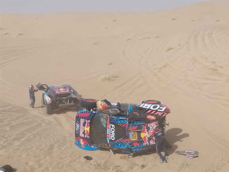 كارلوس ساينز يتعرض لحادث في رالي دكار لكن يواصل المنافسة 