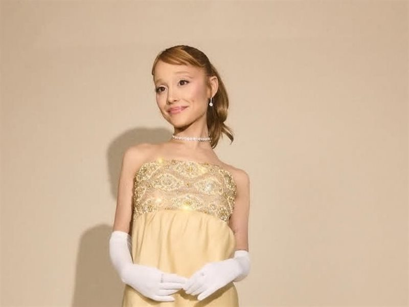 أريانا غراندي تتألق في حفل جولدن جلوب بفستان من أرشيف جيفنشي