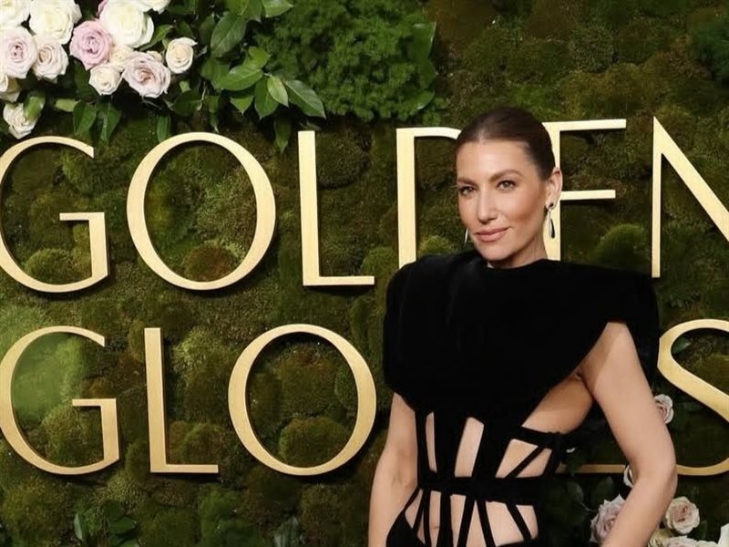 آري جرينور تخطف الأنظار بإطلالة سوداء  ساحرة من توقيع محمد آشي في حفل جولدن جلوب 