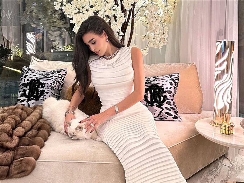 ياسمين صبري تخطف الأنظار بفستان من Alaïa وساعة Hermès وحذاء من Christian Louboutin