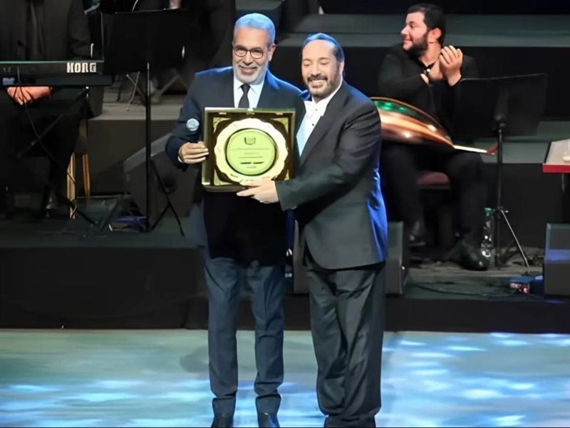 في أول حفلات مشروع 100 سنة غنا.. مدحت العدل يهدي درع جمعية المؤلفين للفنان أحمد الحجار