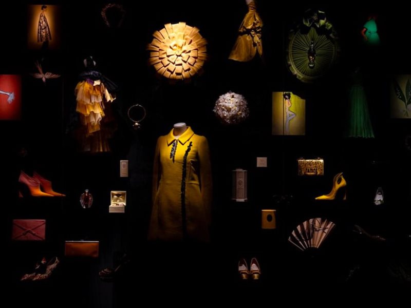 بالصور..كريستيان ديور يضيء المعرض الوطني في موسم الرياض بمعرض استثنائي