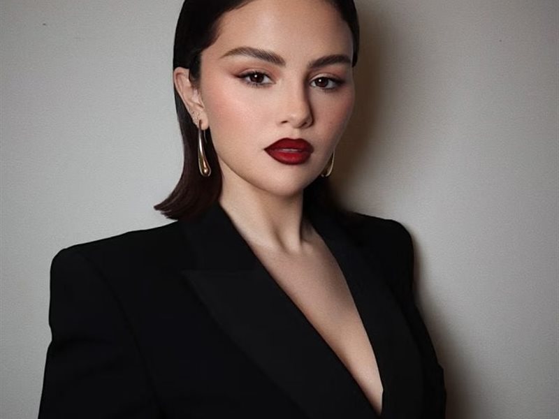 إطلالة الثمانينات عائدة بقوة.. أبرز صيحات المكياج لعام 2025