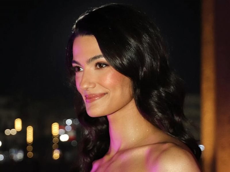 تارا عماد تتألق بإطلالة لامعة من توقيع رامي قاضي في مهرجان الأقصر 