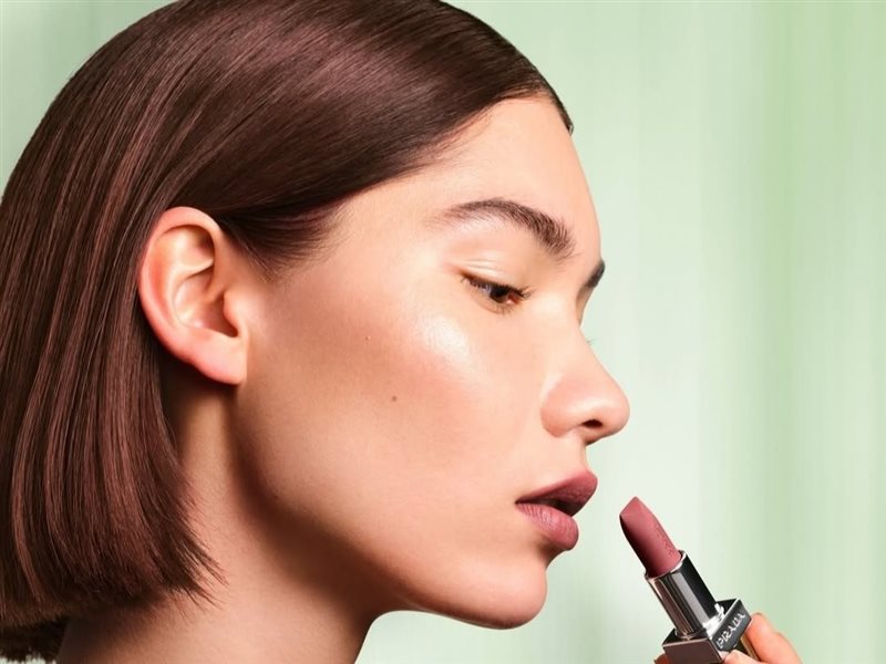 اكتشفي جمالك مع مجموعة أحمر الشفاه من Prada.. أناقة مبتكرة لألوان الشفاه 