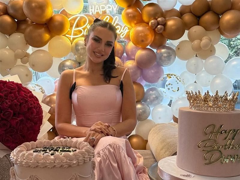 درة تحتفل بعيد ميلادها مع زوجها بفستان أنيق وأجواء رومانسية 