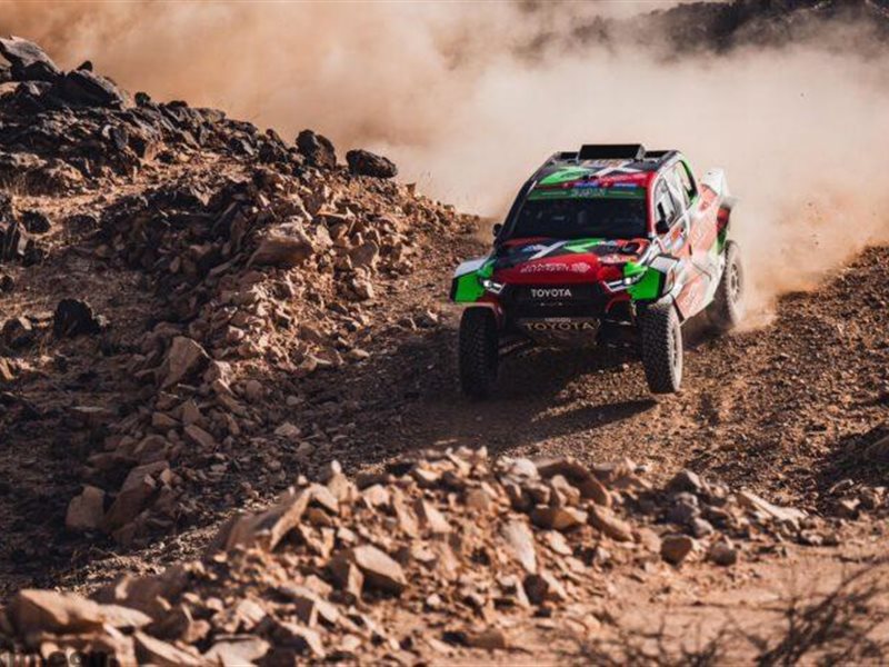 يزيد الراجحي يقترب من التتويج الأول في رالي داكار بعد تصدره الترتيب العام