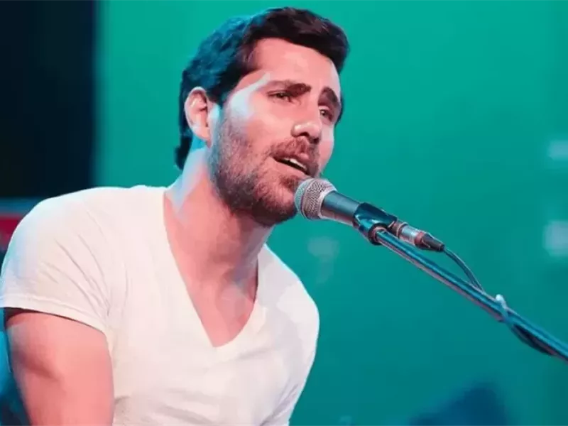 بسبب أغنية حطّة إيدك.. عزيز مرقة يغني في حفلة لشخص واحد! 