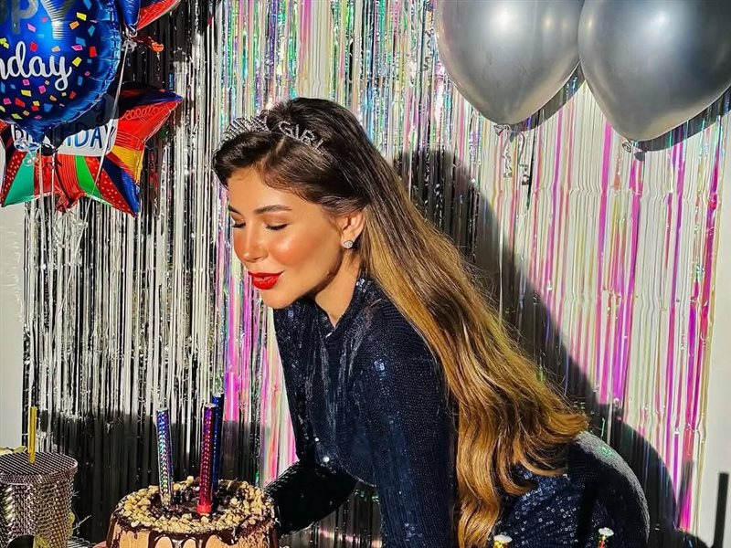 ملك قورة تحتفل بعيد ميلادها بإطلالة زرقاء لامعة وسط أجواء من البهجة والاحتفال 