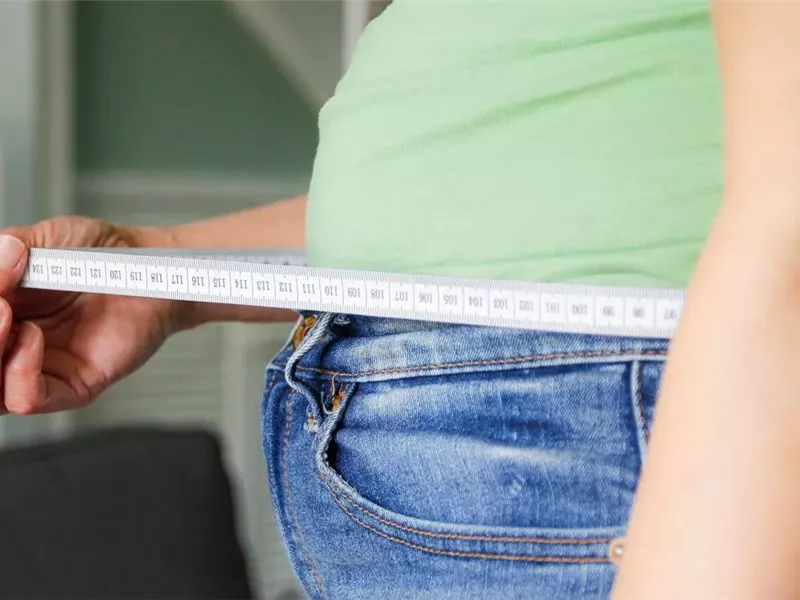 تناول الطعام بعد وقت محدد يتسبب بارتفاع خطر الإصابة بالسمنة 