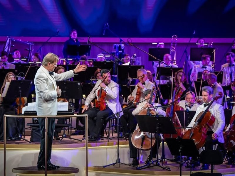 تكريم وتصفيق حاد.. احتفاء عالمي بالسينمائي الموسيقي أنتوني هوبكنز في الرياض